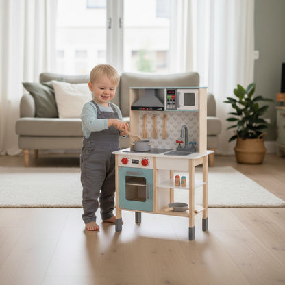 Houten montessori keuken met kind